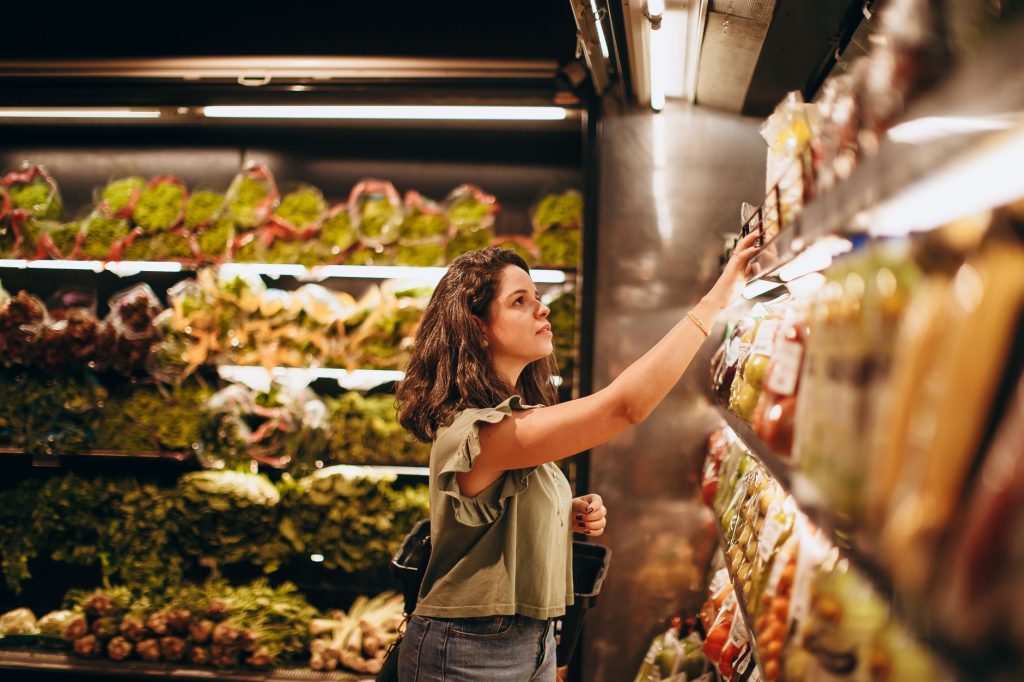 Courses en ligne vs supermarché : lequel économise plus
