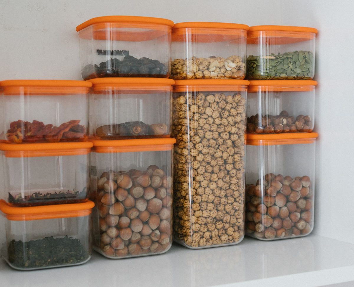 Boîtes de conservation hermétiques remplies d'aliments secs