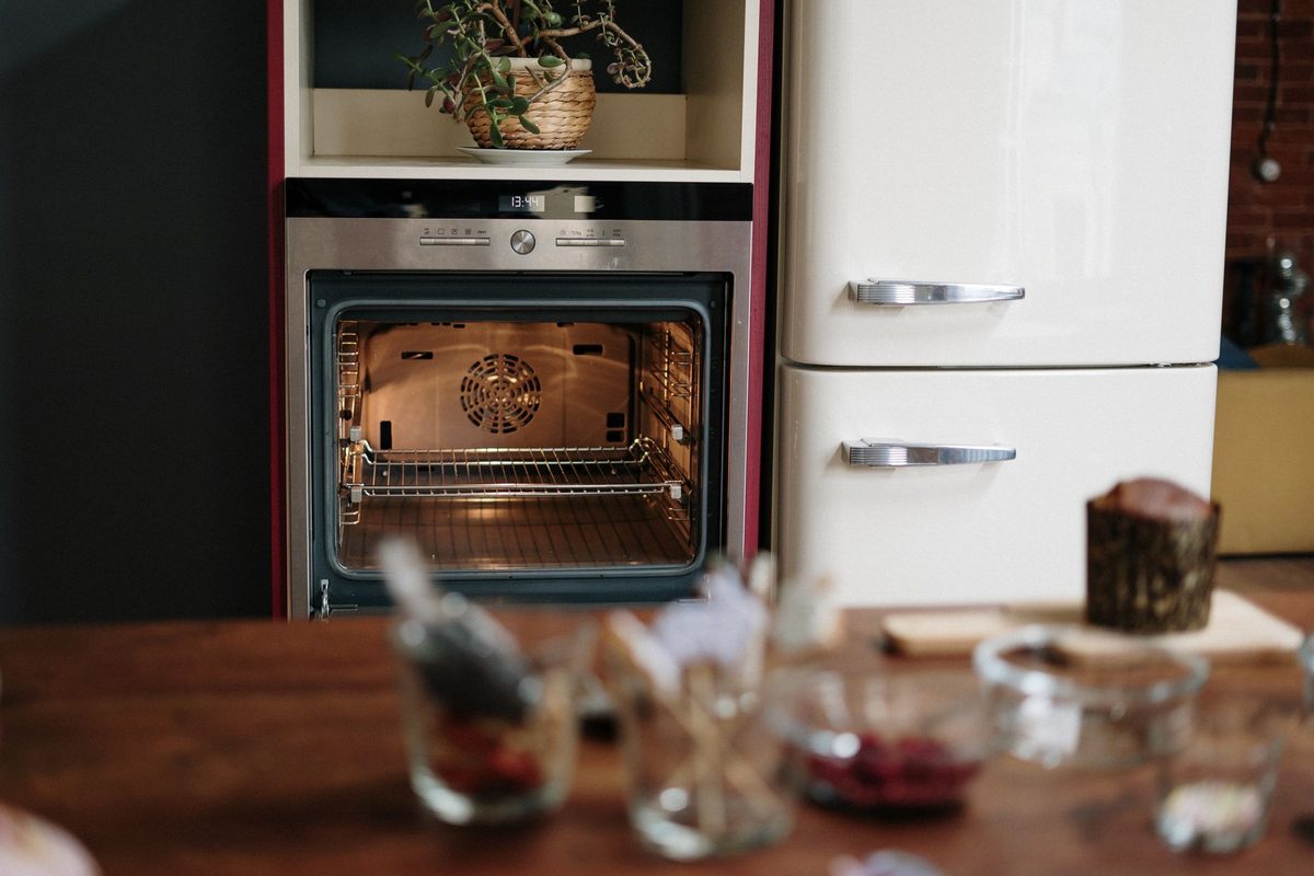 Four ouvert laissant voir une cuisson en cours