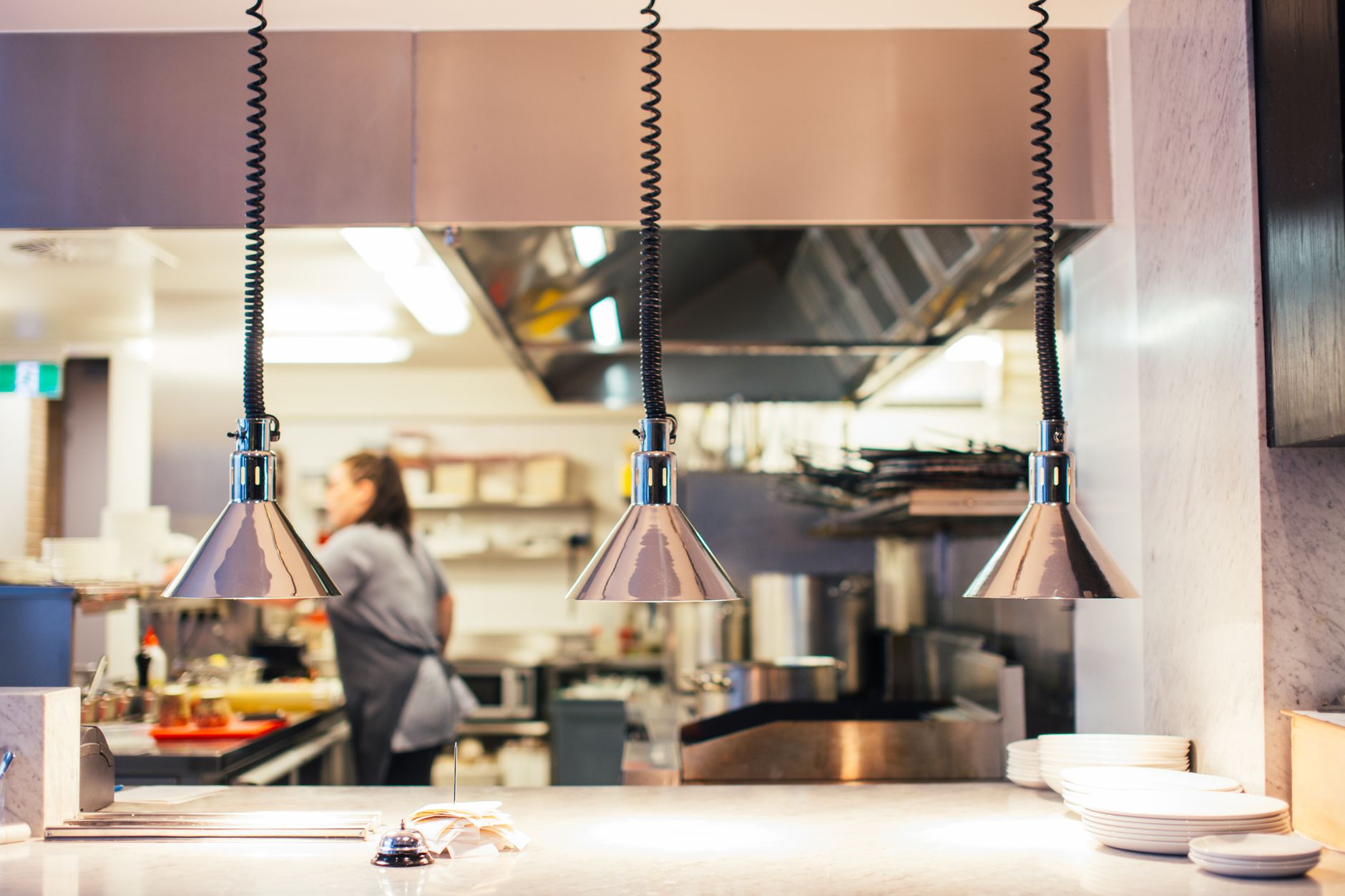 cuisine de restaurant avec des lampes chauffantes suspendues au-dessus du passe
