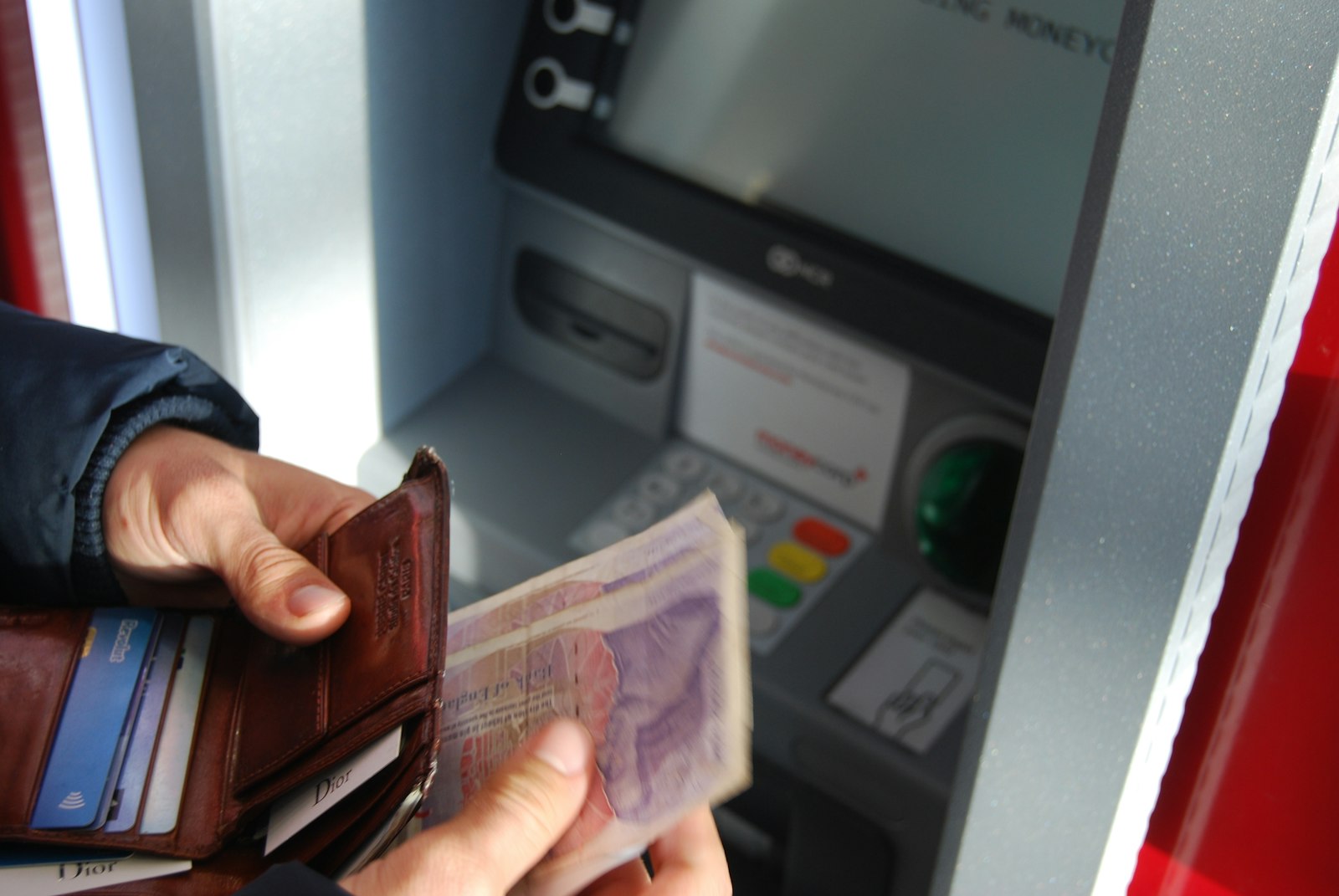Économisez jusqu'à 300€ : Pourquoi tant de Français ne changent pas de banque ?