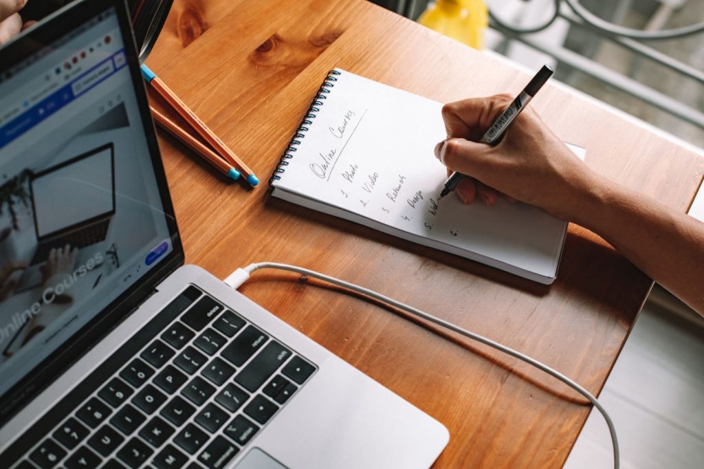 Choisir des cours en ligne pratiques pour une reconversion