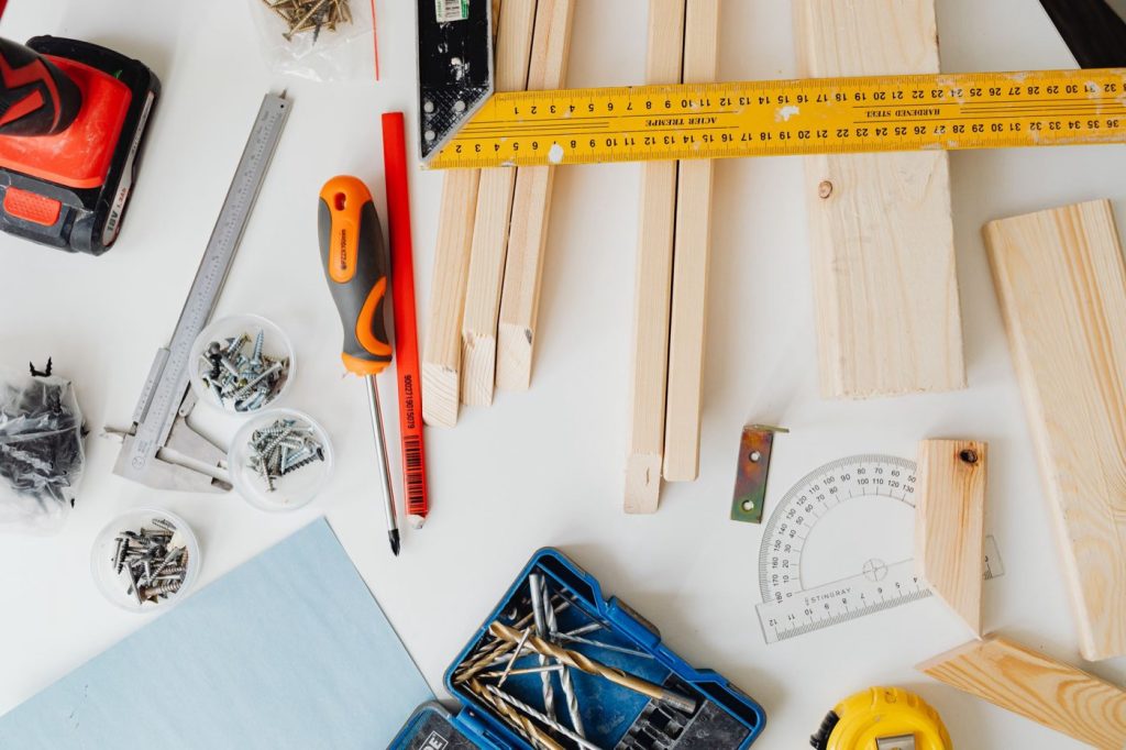 9 petits outils indispensables pour une maison maline