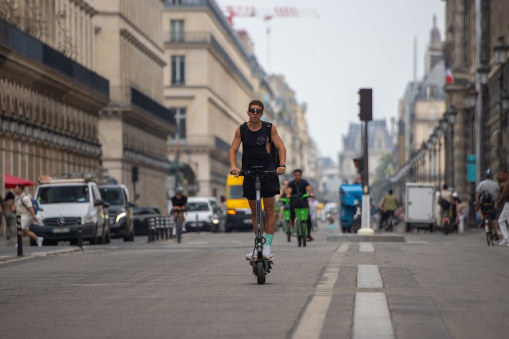 Paris : le choc des transports, entre vélo, voiture et trottinettes