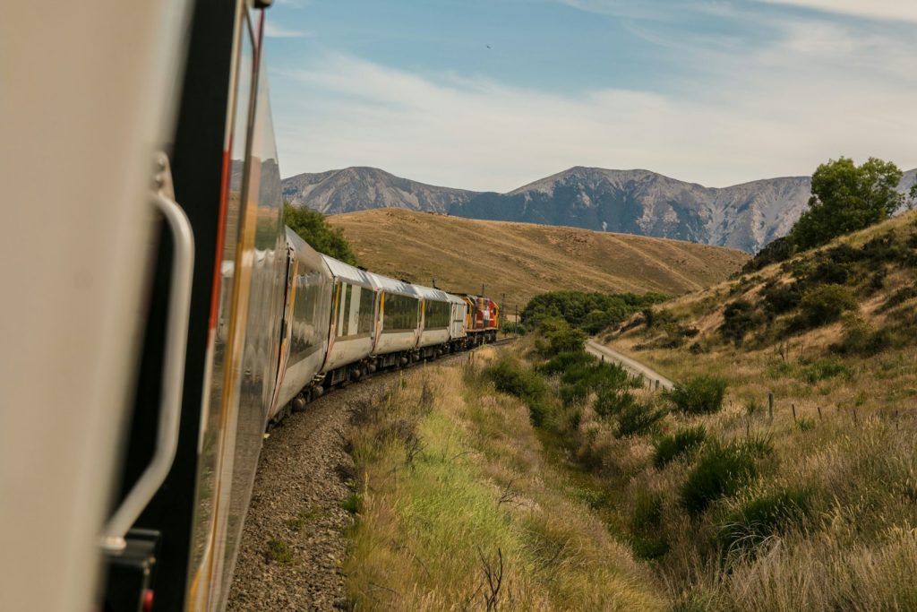 Voyager en train : 8 conseils pour un trajet réussi en 2026