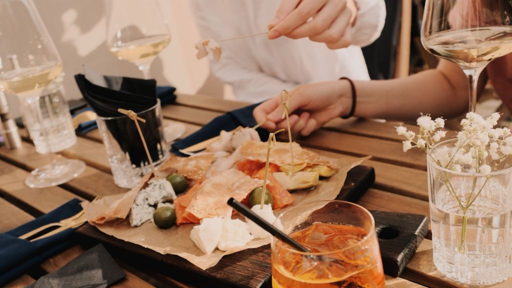 Apéro entre amis à Nice : organiser sans se ruiner, toute la night