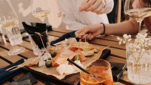 Apéro entre amis à Nice : organiser sans se ruiner, toute la night