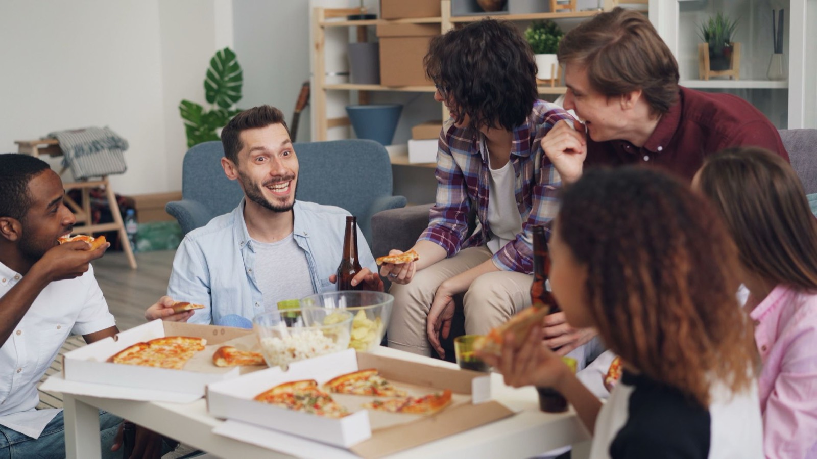 Table d'apéro avec boissons et en-cas dans un petit appartement