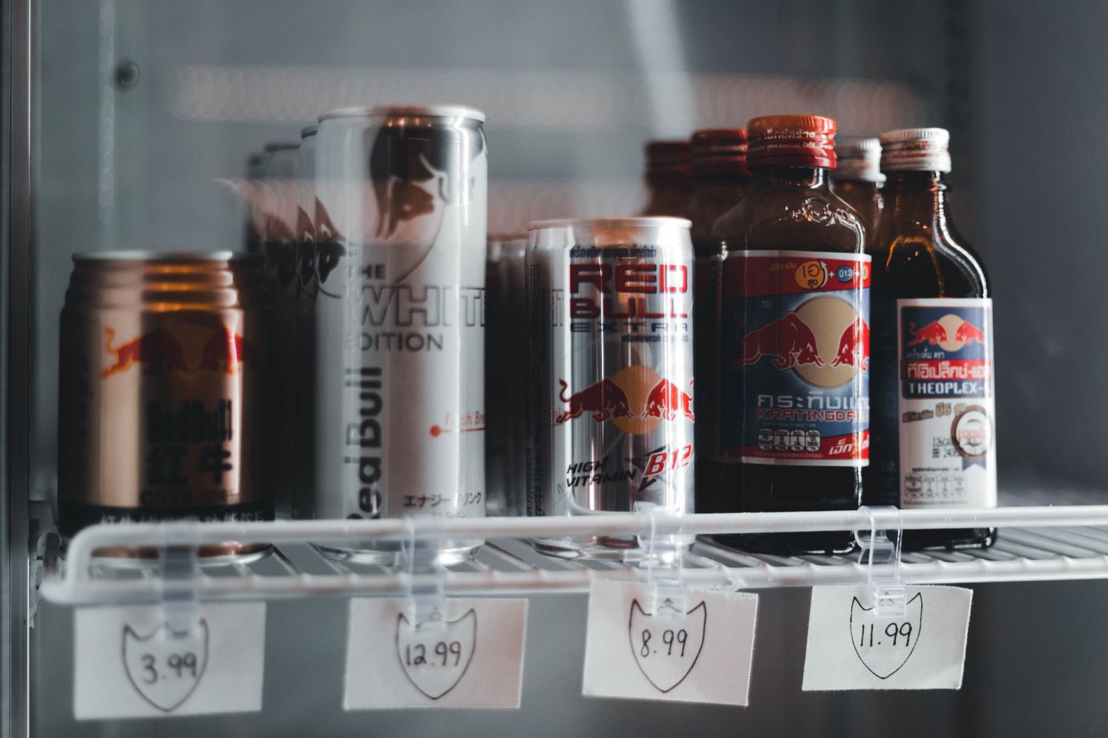 Rayon de supermarché avec plusieurs canettes de boissons énergisantes alignées