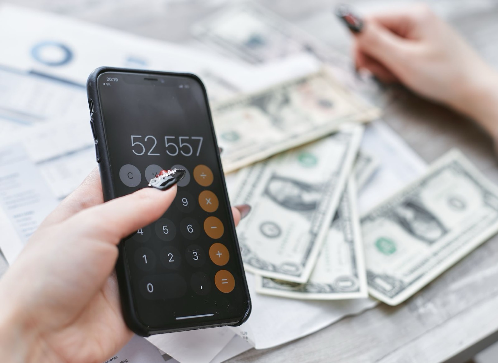 smartphone affichant une application de suivi de budget