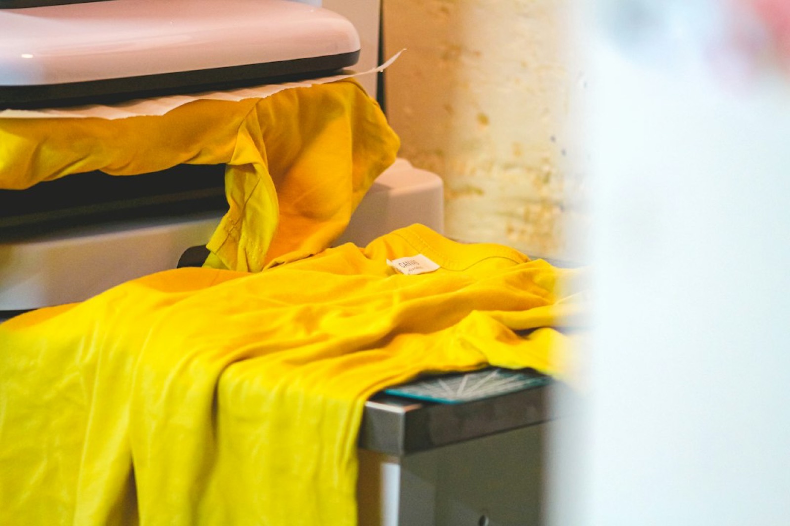Veste de travail placée sous une presse à chaud pour un marquage textile en flex