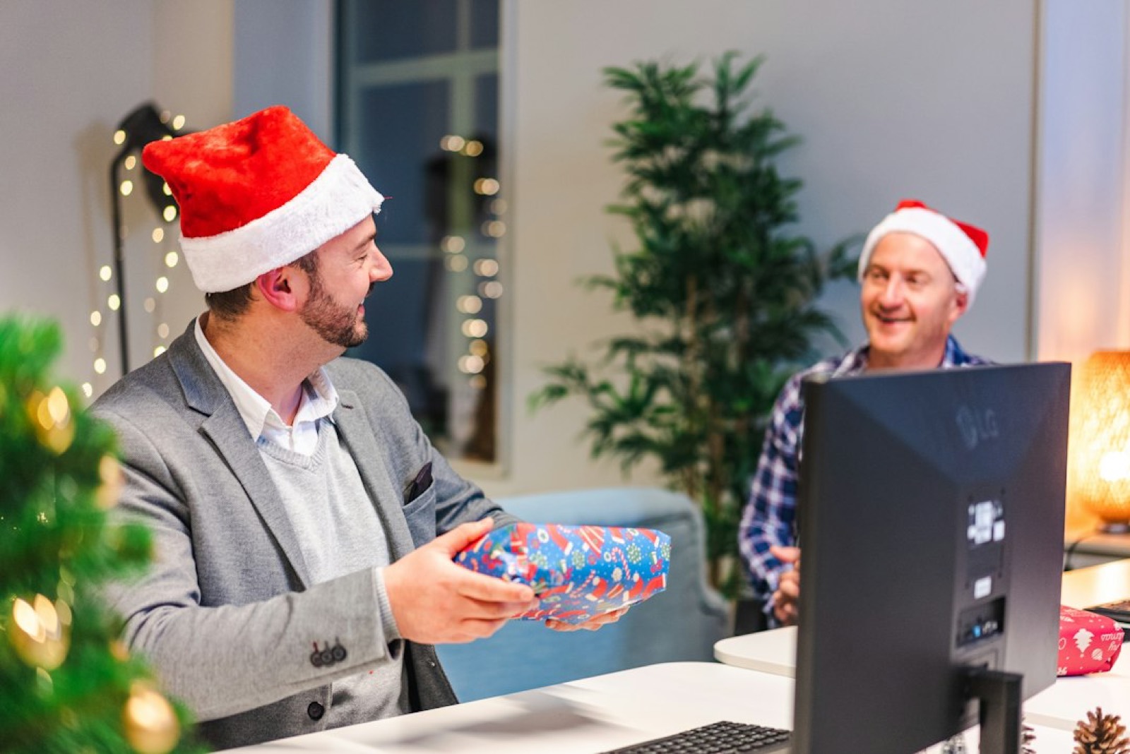 Salarié recevant un chèque cadeau d'entreprise, enveloppe ouverte sur un bureau