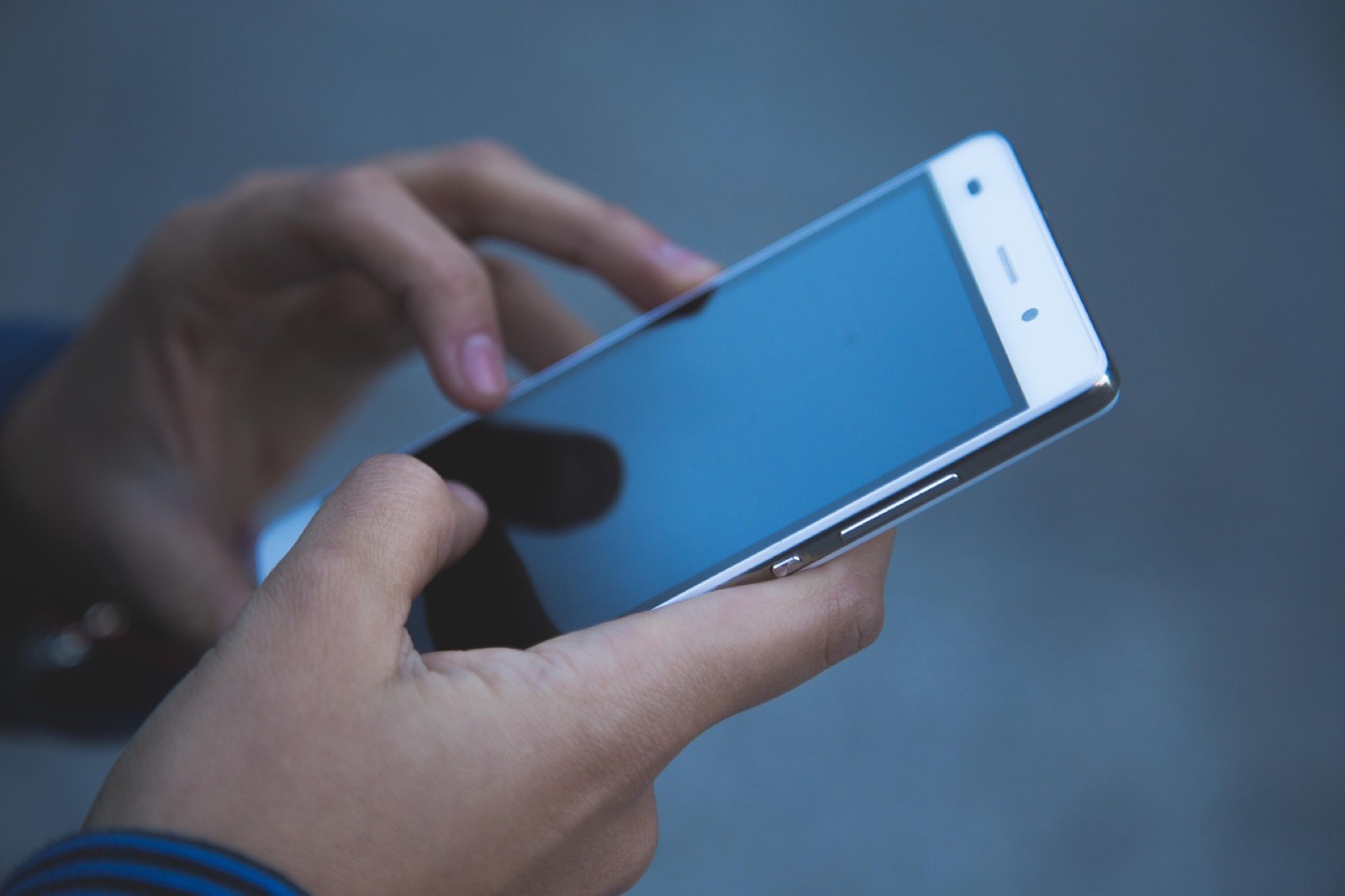 Écran de smartphone affichant une interface de saisie de code dans un jeu vidéo