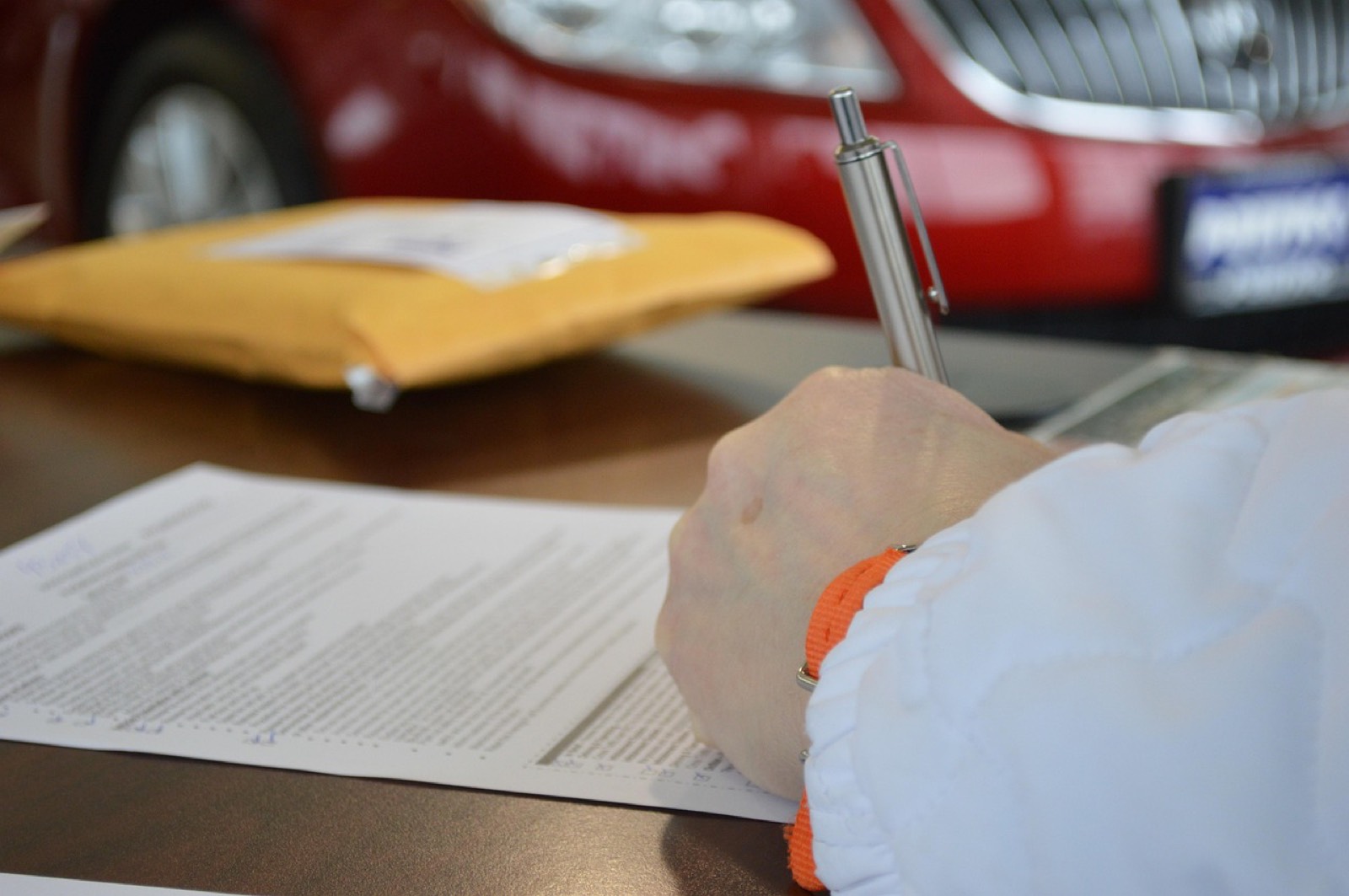 Stylo posé sur un contrat de prêt en attente de signature sur un bureau