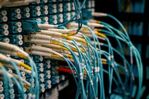 Devenir technicien fibre optique : formation et salaire