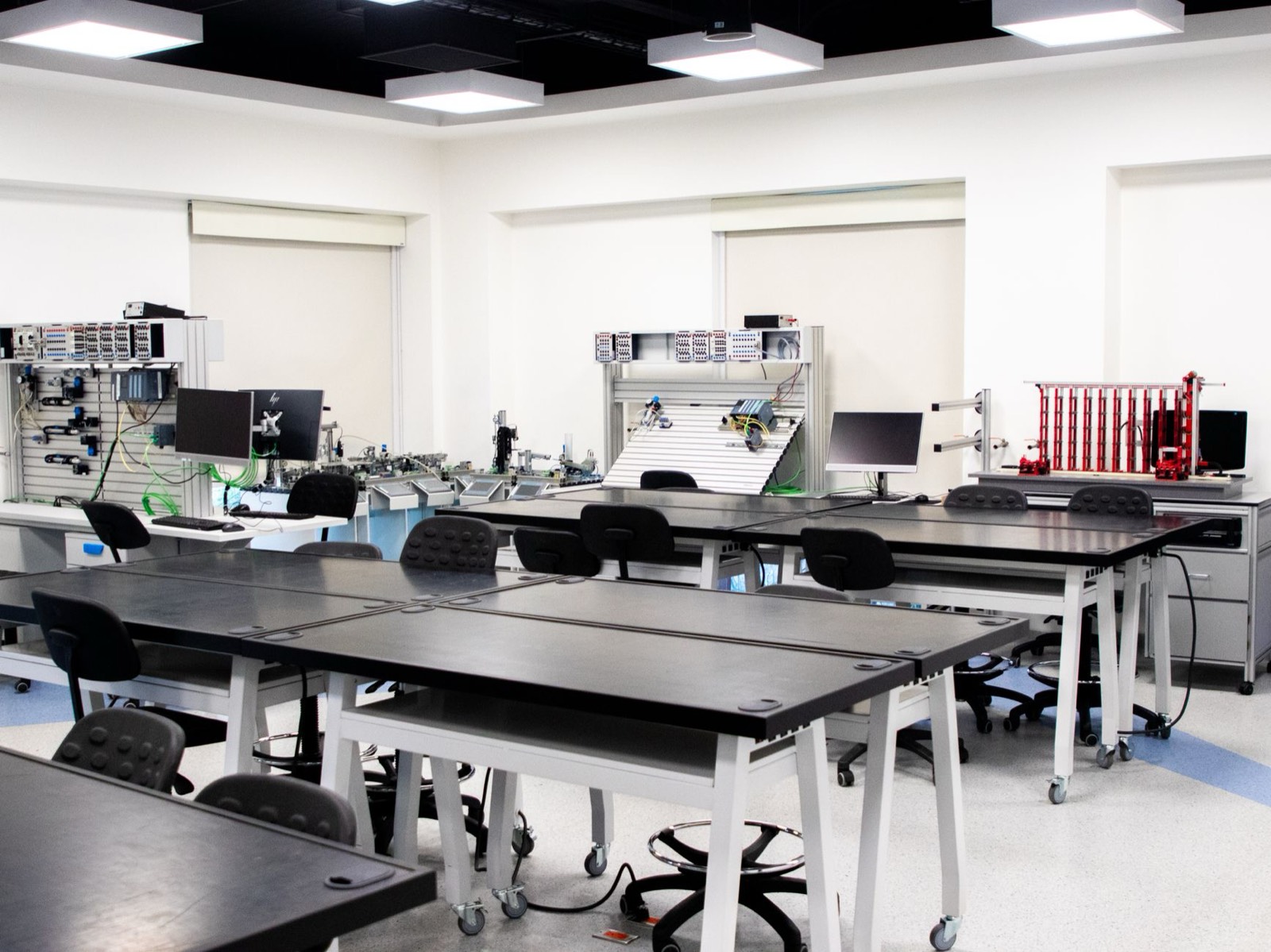 Salle de formation avec équipement technique pour apprenti technicien