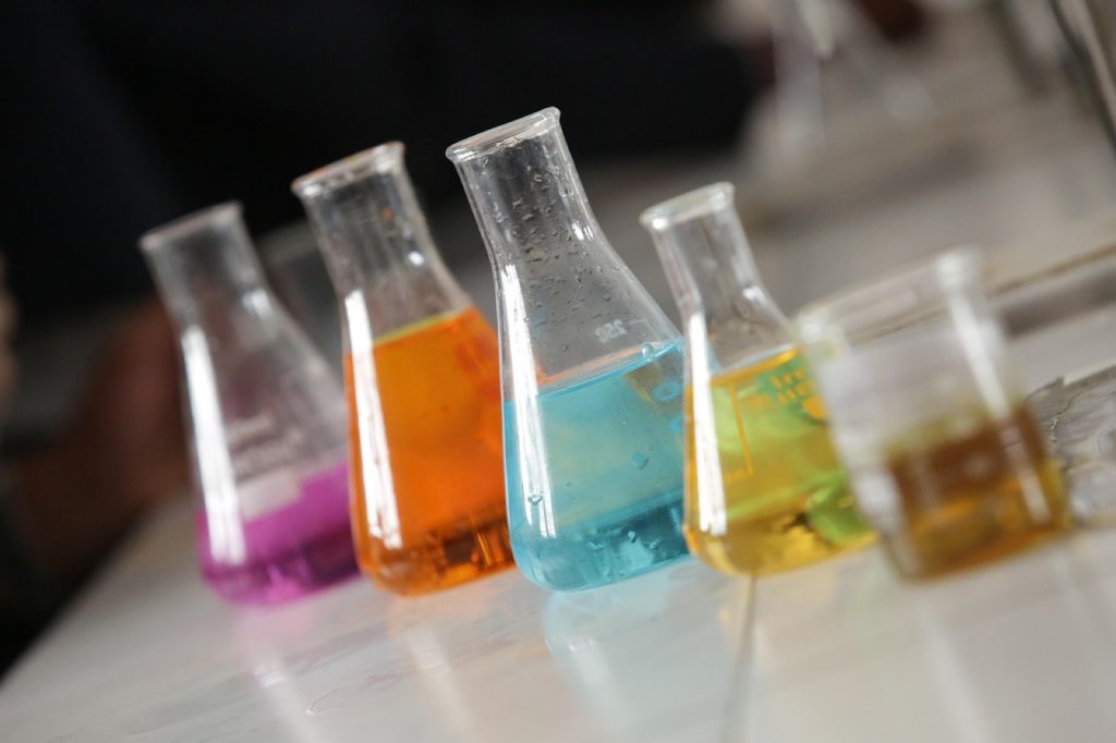 Devenir technicien de laboratoire : formation et reconversion