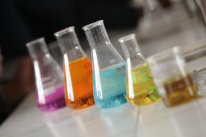 Devenir technicien de laboratoire : formation et reconversion