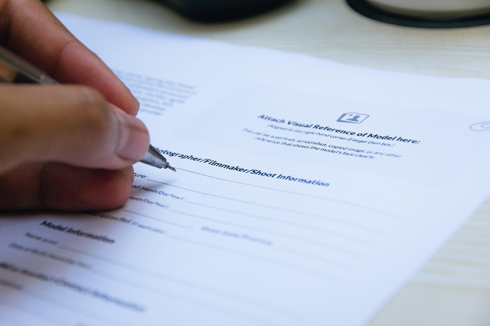 gérant signant un contrat d'électricité professionnel dans son bureau