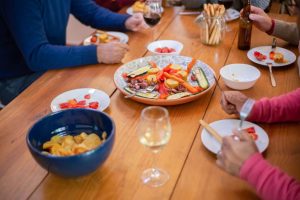 Soirée improvisée à Nice : que grignoter sans multiplier les courses ?