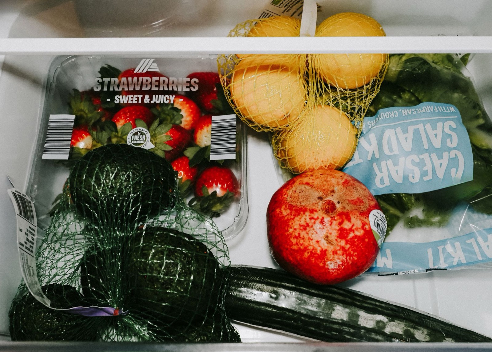 Reste de légumes et ingrédients dans un réfrigérateur ouvert, préparation d'un apéritif improvisé